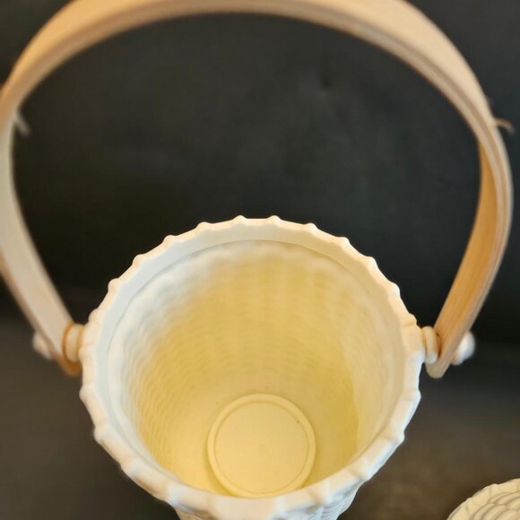 Partylite porcelain woven basket design w/ seashell on lid; wooden handle. - Picture 7 of 8